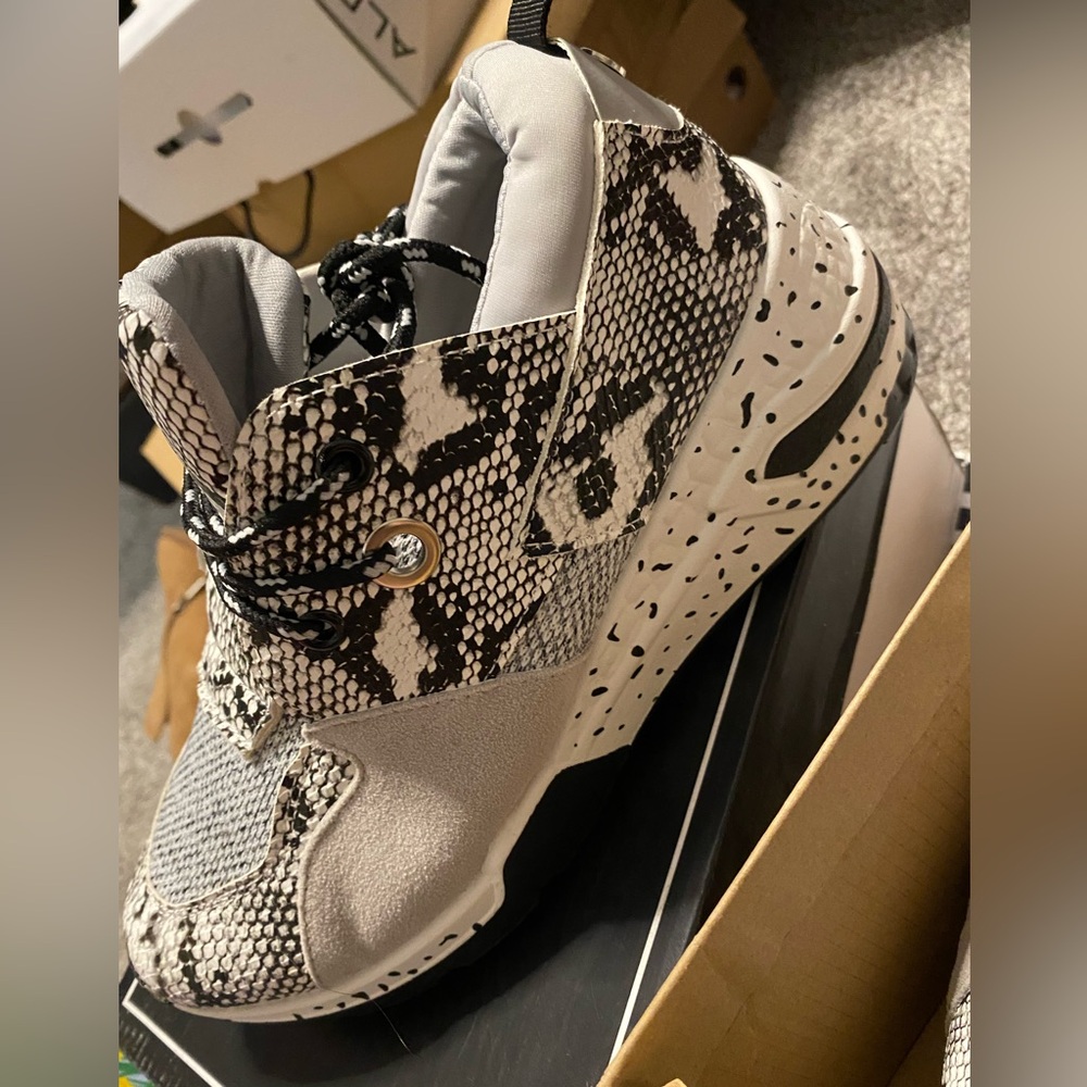 La Sheelah Sneakers